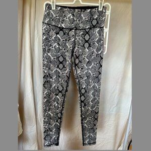 Victoria's Secret "the knockout" legging Size S